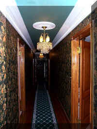 Hallway1.jpg (83830 bytes)