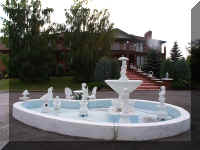 Fountain.jpg (65811 bytes)